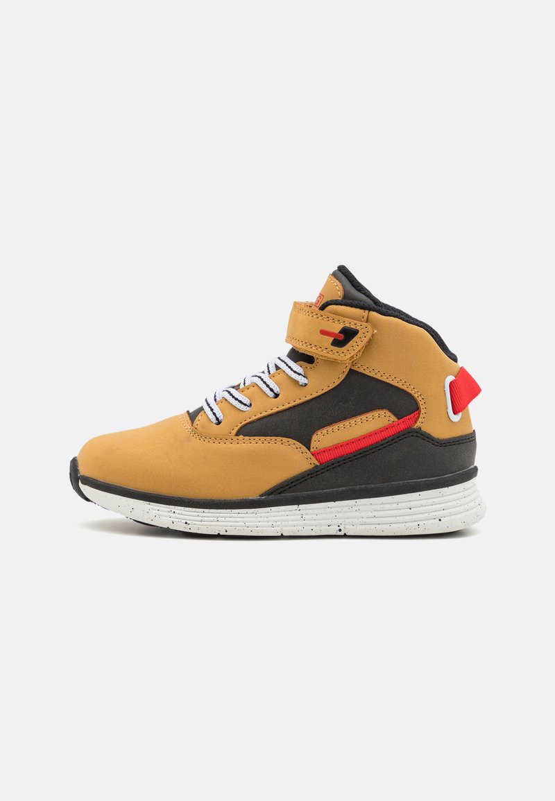 Sneaker alta in pelle sintetica marrone con accenti neri, suola bianca maculata, dettagli rossi e cinturino regolabile in velcro.