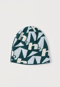 Pletená čiapka v tmavozelenej farbe so svetlomodrými a krémovými geometrickými vzormi. Mäkká textúra, zaoblený tvar a bez viditeľných kovových častí.