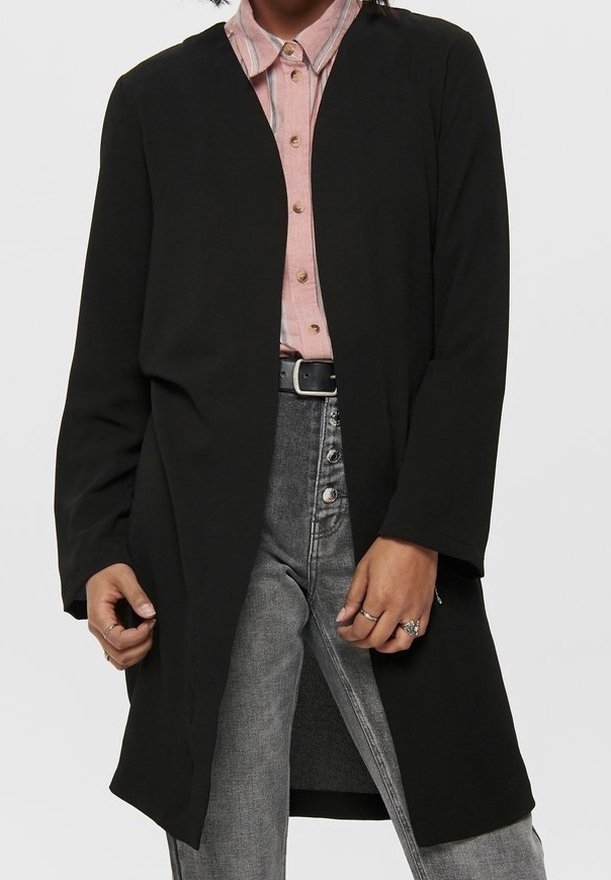 Długi czarny kardigan o luźnym kroju, wykonany z miękkiego materiału. Posiada otwarty przód, długie rękawy oraz gładką strukturę. Zestawiony z koszulą na guziki.