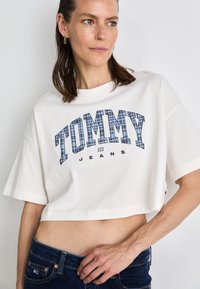 Tommy Jeans Camiseta estampada - ancient white