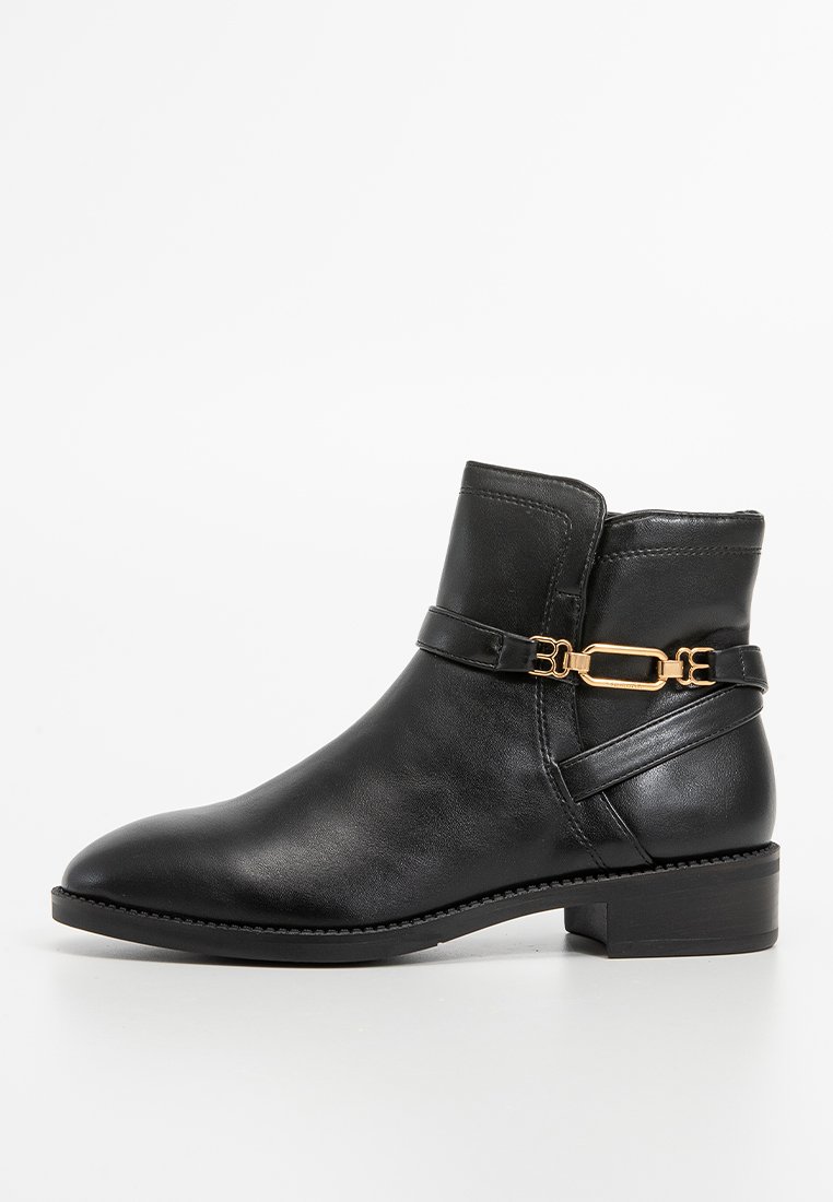 Schwarze Leder-Stiefelette mit runder Zehenform, niedrigem Blockabsatz und einem dekorativen goldenen Schnallenriemen um den Knöchel.