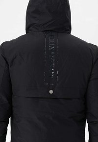 Sort hættejakke lavet af vandafvisende materiale, med et reflekterende logo på ryggen og en trykknaplukning i taljen.