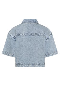 Kratka jeans jakna v svetlo modri barvi, s kratkimi rokavi, koničastim ovratnikom in dvojno šivom na hrbtni in stranskih delih.