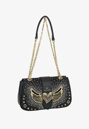 Borsa a tracolla nera con emblema a cuore alato dorato, dettagli con borchie e tracolla a catena d'oro con imbottitura in pelle sulla spalla.