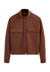 Rjava jakna na zadrgo z visokim ovratnikom in dvema velikima sprednjima žepoma s prekrivaloma, dolgimi rokavi ter zapenjanjem na zatič na spodnjem robu.