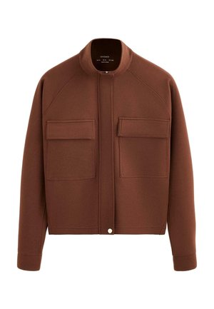 Hnedá bunda na zips s vysokým golierom a dvoma veľkými prednými klopovými vreckami, dlhými rukávmi a cvokmi na leme.