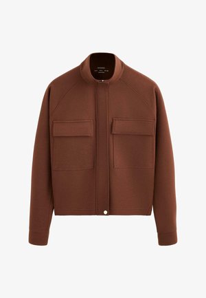 Hnědá bunda na zip se stojatým límcem a dvěma velkými kapsami s klopami vpředu, dlouhými rukávy a drukem na spodním lemu.