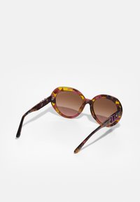 Ochelari de soare rotunzi cu un model de broască țestoasă în nuanțe de mov și galben, lentile maronii cu gradient și un detaliu texturat la balamale.