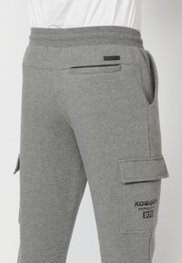Koroshi LARGO - Donji dijelovi trenirke - gris medio vigoré   dark grey vigore
