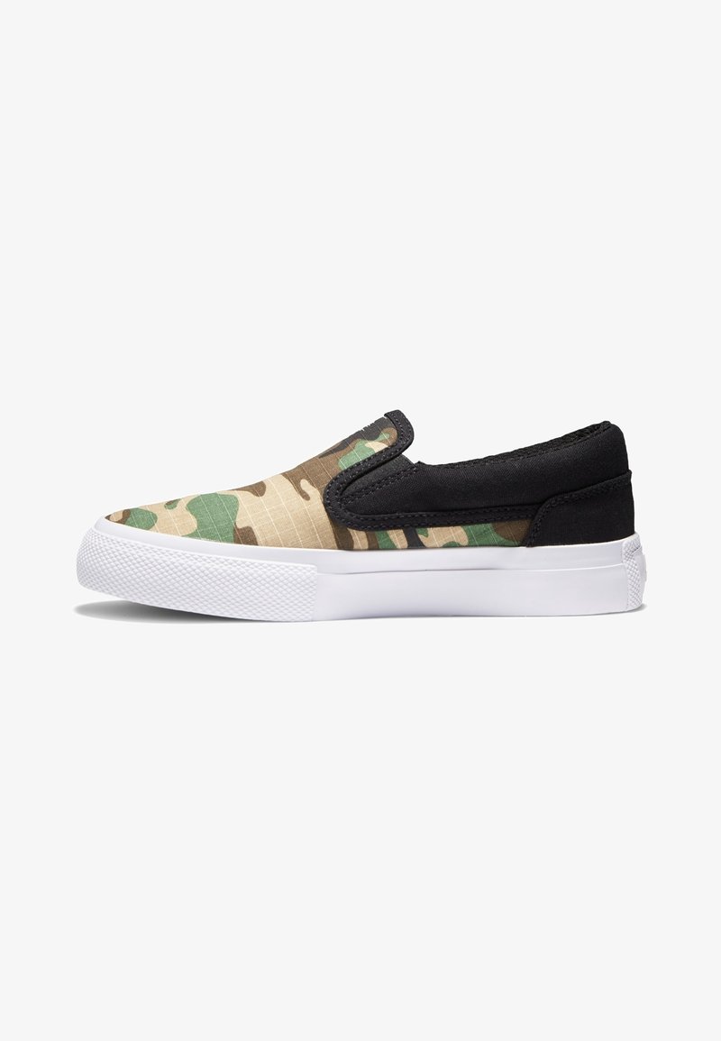 Baskets à enfiler avec semelle blanche, talon et bordure noirs, et avant et côtés à motif camouflage vert-brun.