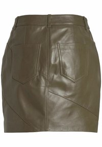 Jupe mini en cuir vert olive avec une coupe ajustée, deux poches arrière et des détails cousus, le tout avec une texture lisse.