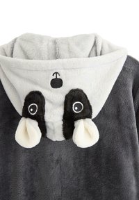 Vêtement à capuchon en peluche grise avec une douce doublure en polaire blanche. Présente des détails de visage de panda noir et blanc, y compris les oreilles et les yeux sur la capuche.