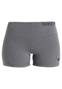 Szare krótkie spodenki sportowe wykonane z elastycznego materiału, z szerokim paskiem z nadrukiem „NIKE PRO” oraz małym czarnym logo Nike swoosh.
