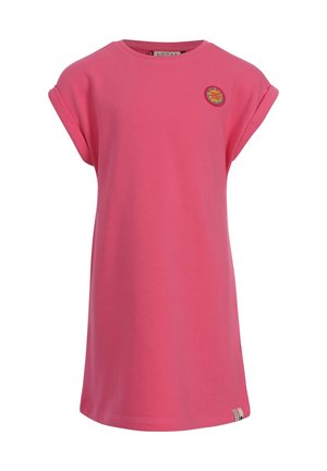 Roze jurk met korte mouwen en opgerolde manchetten, ronde halslijn, kleine cirkelvormige patch op de borst en een klein stoffen label vlak bij de zoom.