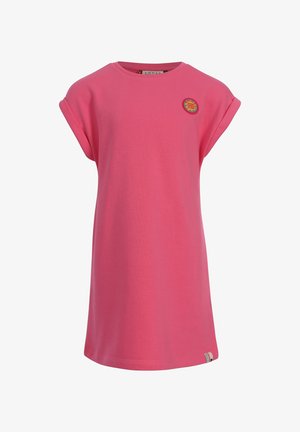 Roze jurk met korte mouwen en opgerolde manchetten, ronde halslijn, kleine cirkelvormige patch op de borst en een klein stoffen label vlak bij de zoom.