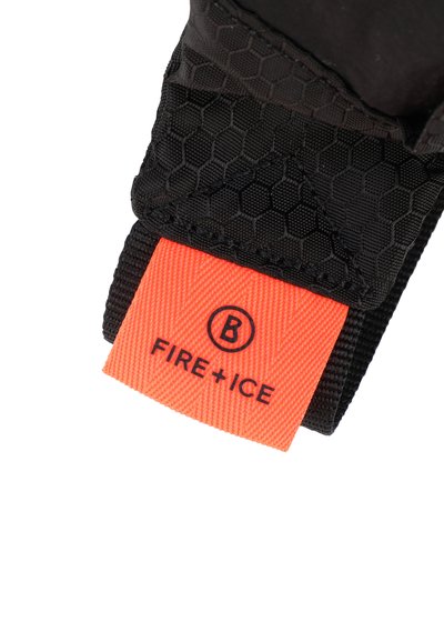 Tessuto nero con una texture a nido d'ape, con un'etichetta arancione che riporta la scritta "FIRE+ICE" e un logo "B". Il design complessivo è compatto e funzionale.