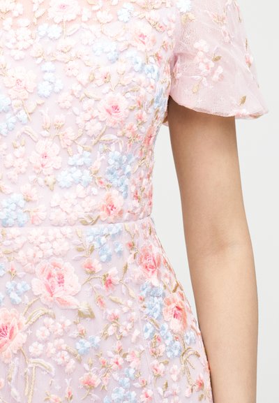 Λεπτό ροζ δαντελένιο φόρεμα με κεντημένα παστέλ λουλούδια σε μπλε, ροζ και πράσινο, με κοντά δαντελένια μανίκια και εφαρμοστή μέση.