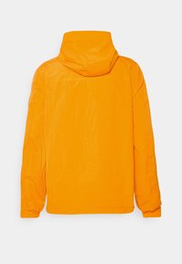 Ljust orange huva jacka med långa ärmar visad bakifrån mot en enkel vit bakgrund.