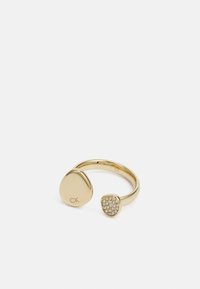 Anello bicolore dorato con un'estremità liscia e arrotondata caratterizzata da un'incisione "CK", e l'altra estremità decorata con cristalli tondi e trasparenti.