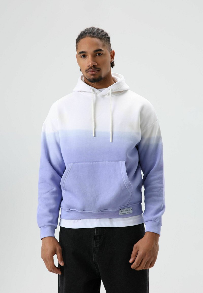 Kapuzensweatshirt in einem Farbverlauf von Weiß bis Hellviolett, mit einer Fronttasche, gerippten Bündchen und einem kleinen Logoetikett am Saum.