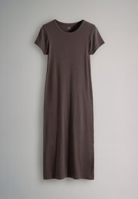 Vestido midi marrón oscuro de manga corta con cuello redondo, fabricado con una tela suave y ligera, presentado sobre un fondo gris liso.