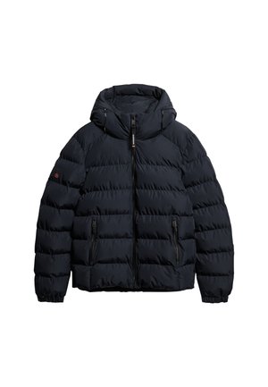 Giacca puffer blu navy con cappuccio, dotata di chiusura zip frontale, due tasche laterali con zip e una texture leggermente imbottita.