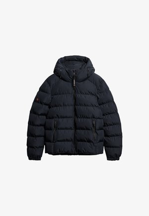 Navyblauwe gewatteerde jas met capuchon, voorzien van een ritssluiting aan de voorkant, twee ritssluitingen zijzakken, en een licht gewatteerde textuur.