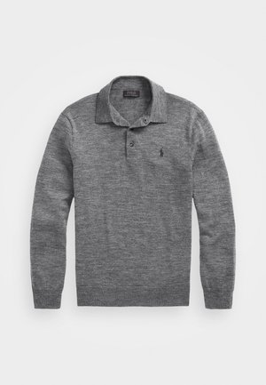 Polo gris de manga larga, confeccionado en un tejido suave, con un cuello clásico, dos botones y un pequeño logo en el lado izquierdo del pecho.