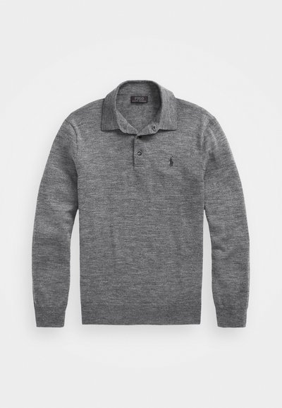 Pilkas ilgomis rankovėmis polo marškinėliai, pagaminti iš švelnios medžiagos, su klasikinio stiliaus apykakle, dviem mygtukais ir maža logotipu kairėje krūtinės pusėje.