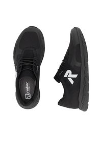 Scarpe da atletica nere con una tomaia in rete traspirante, dettagli testurizzati e un logo bianco. Presentano una suola in gomma resistente e un design con lacci.
