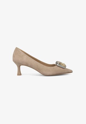 Beige suède pumps met hoge hakken, een puntige neus en een kristallen versiering op de wreef. Voorzien van een 4 cm kittenhak.