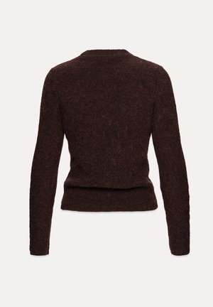 Tumepruun karvane pika varrukaga sviiter, ümmarguse kaelusega, nähtav tagantpoolt helebeeži taustal.