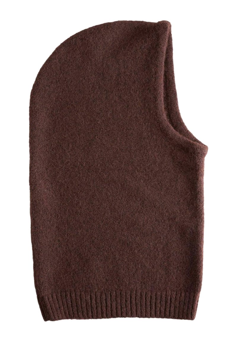 Brun strikket hætte i blødt materiale med en rund top og ribbet kant. Glat tekstur uden synlige mønstre eller detaljer.