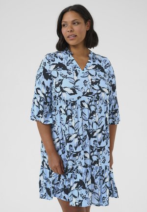 Blumiges V-Ausschnitt-Kleid in Hellblau mit schwarz-weißer botanischer Druck. Mit kurzen Ärmeln und einem gestuften Saum. Leichtes Material.