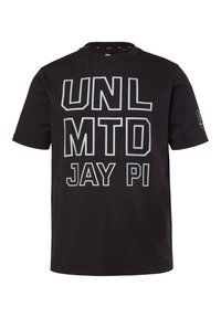 Černé bavlněné tričko s krátkými rukávy, na přední straně zdobené výrazným bílým textem "UNL MTD JAY PI" v geometrickém písmu. Klasický kulatý výstřih.