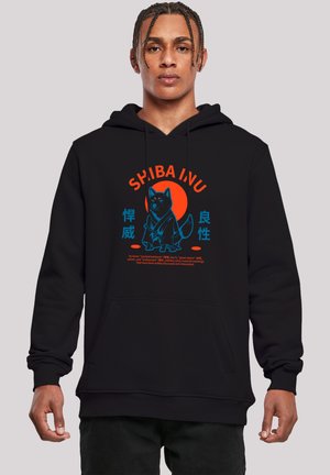Schwarzer Hoodie mit einer Grafik eines Shiba Inu und einem Design aus orangefarbenen Kreisen. Der Text in Rot und Blau zeigt die Phrase "SHIBA INU." Mit einer Tasche auf der Vorderseite.