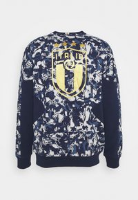 Sudadera azul marino con un audaz patrón abstracto en blanco y azul, un gran logo dorado con estrellas, y puños y dobladillo acanalados.