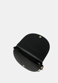 Borsa in pelle nera con parte superiore arrotondata, hardware dorato e chiusura magnetica singola. L'interno presenta un ampio scomparto.