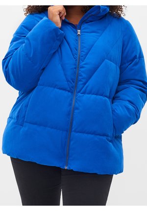 Veste matelassée bleue en tissu lisse avec un motif matelassé diagonal, dotée d'une fermeture éclair et d'une capuche. Texture douce, coupe décontractée.