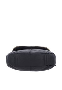 Musta nahkainen pussi, jossa on sileä pinta, vetoketjullinen suljin ja litteä muoto. Kullansävytteinen metalliosio yläosassa luo kontrastia.