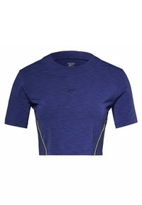 Crop top court violet à manches courtes, en tissu texturé, avec un col rond. Il présente un logo noir sur la poitrine et un accent jaune sur les côtés.