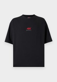 Μαύρο βαμβακερό T-shirt με κοντά μανίκια, διακοσμημένο με κόκκινες κεντητές φιγούρες που τρέχουν και λευκή γραμμή. Σχέδιο με στρογγυλή λαιμόκοψη.