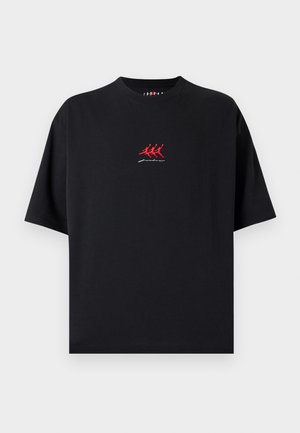 Μαύρο βαμβακερό T-shirt με κοντά μανίκια, διακοσμημένο με κόκκινες κεντητές φιγούρες που τρέχουν και λευκή γραμμή. Σχέδιο με στρογγυλή λαιμόκοψη.