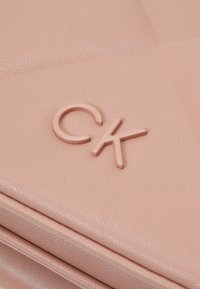 Calvin Klein RELOCK QUILT SHOULDER BAG - Taška cez plece - ash rose