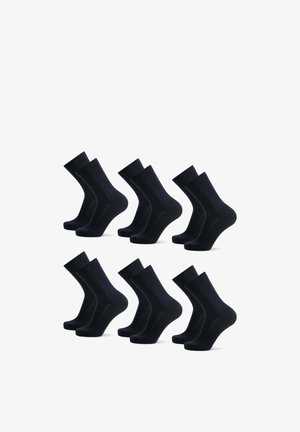 Seks par ensfarvede sorte strømper i almindelig længde, der står oprejst i to rækker mod en hvid baggrund.