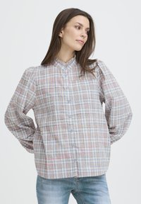 Overhemd met kraag en knoopsluiting in een licht ruitpatroon met blauwe, oranje en roze accenten; gemaakt van zachte stof met pofmouwen.