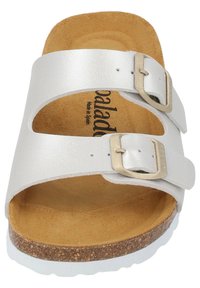 Weiße Ledersandale mit zwei verstellbaren Riemen und Metall-Schnallen. Korkfußbett und weiße Außensohle. Das Innere ist mit einem weichen, tanfarbenen Stofffutter ausgestattet.