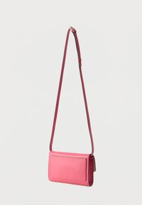 Rózsaszín bőrből készült oldaltáska, lapos, téglalap alakú testtel, állítható pánttal és sima felülettel. Egyszerű fedőlapos kialakítással és minimális fém díszítéssel rendelkezik.