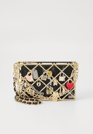 Bolso de mano acolchado negro con correa de cadena dorada, que presenta un marco metálico geométrico adornado con varios charms y candados.