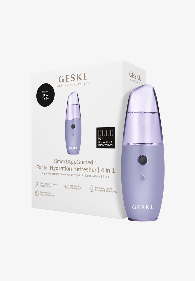 Lila ansiktsfuktighetsspray med rundad design, genomskinlig behållare och cirkulär knapp. Packad i en vit låda med produktinformation.